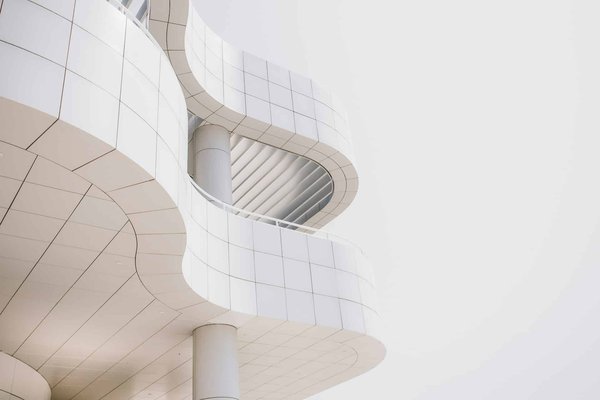 Quelle architecture de réseau privilégier pour une plateforme d'enseignement en ligne à grande échelle ?